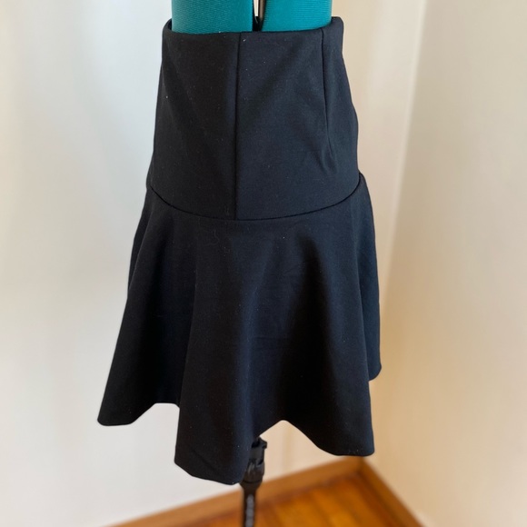 Black Elle mini Skirt - Picture 2 of 4